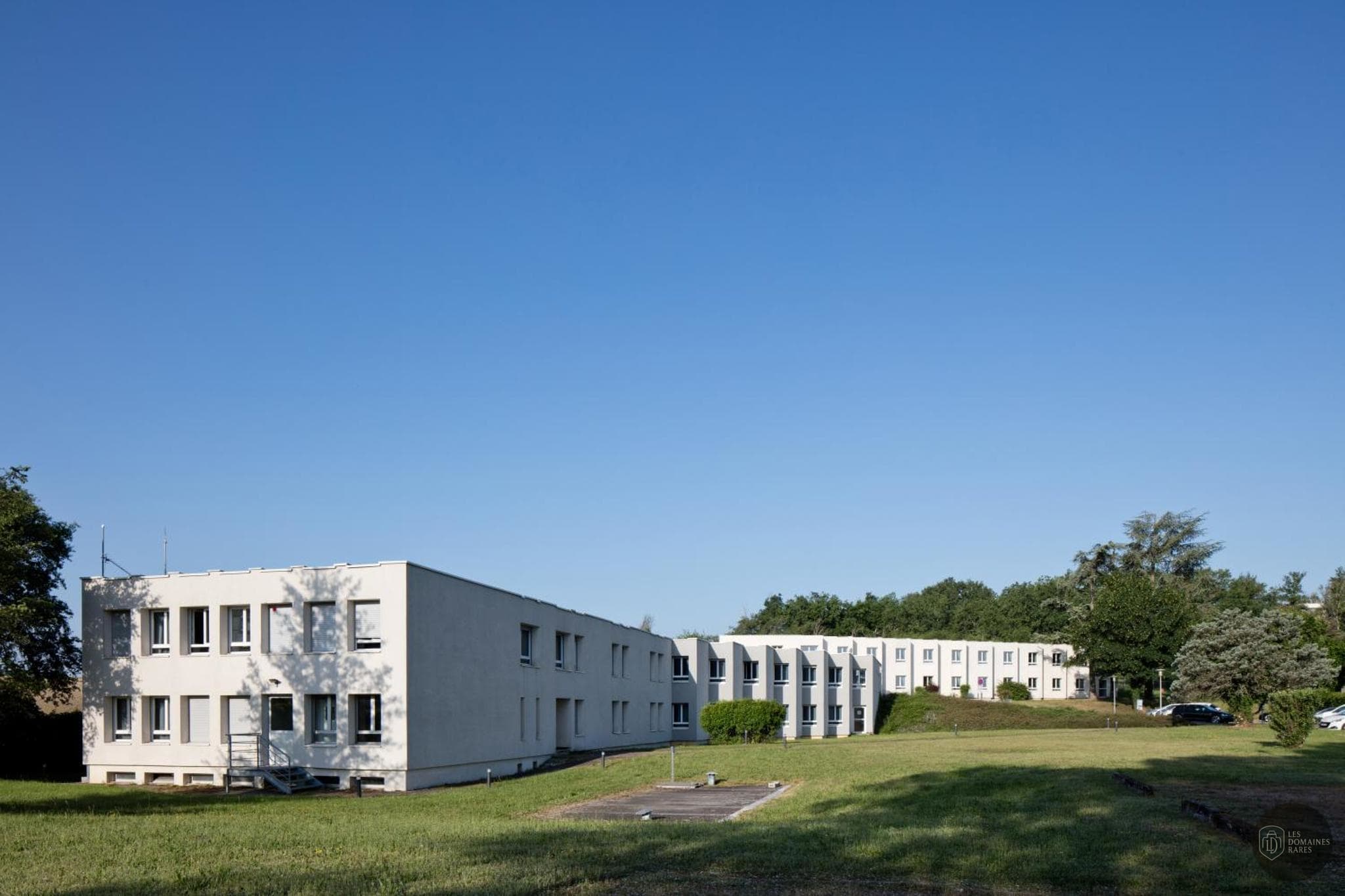Vue extérieure de l'hôtel Le Riccoty à Blyes en Auvergne-Rhône-Alpes