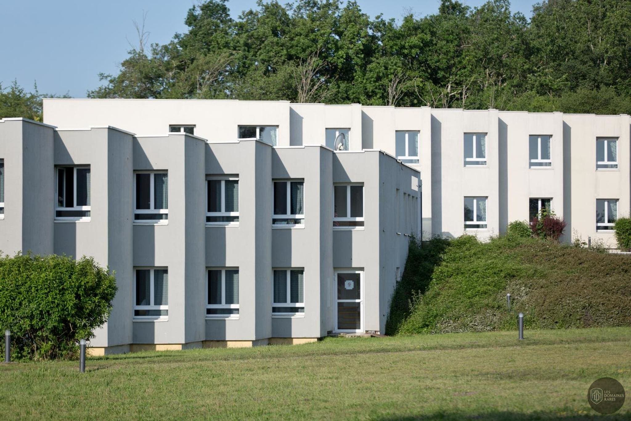 Vue extérieure de l'hôtel Le Riccoty à Blyes en Auvergne-Rhône-Alpes