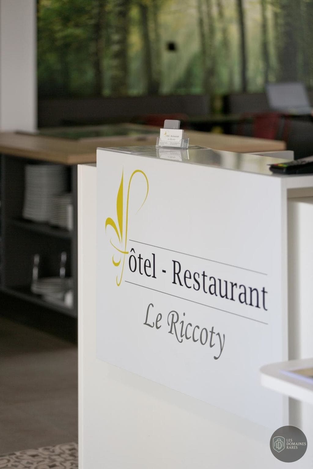 Vue extérieure de l'hôtel Le Riccoty à Blyes en Auvergne-Rhône-Alpes