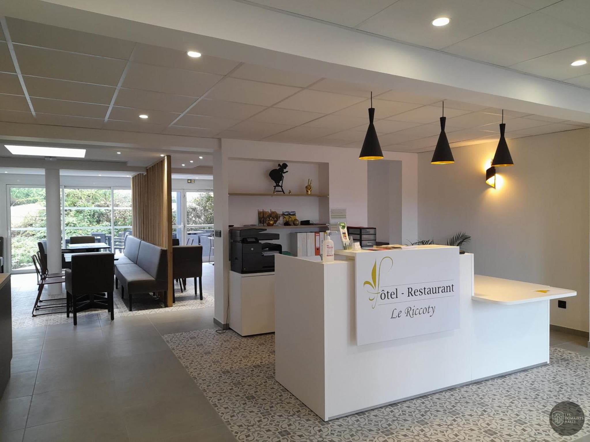 Espace intérieur de l'hôtel Le Riccoty à Blyes en Auvergne-Rhône-Alpes