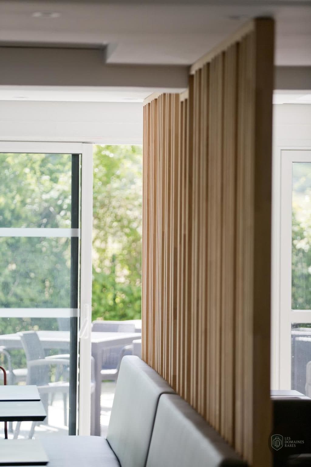 Espace intérieur de l'hôtel Le Riccoty à Blyes en Auvergne-Rhône-Alpes