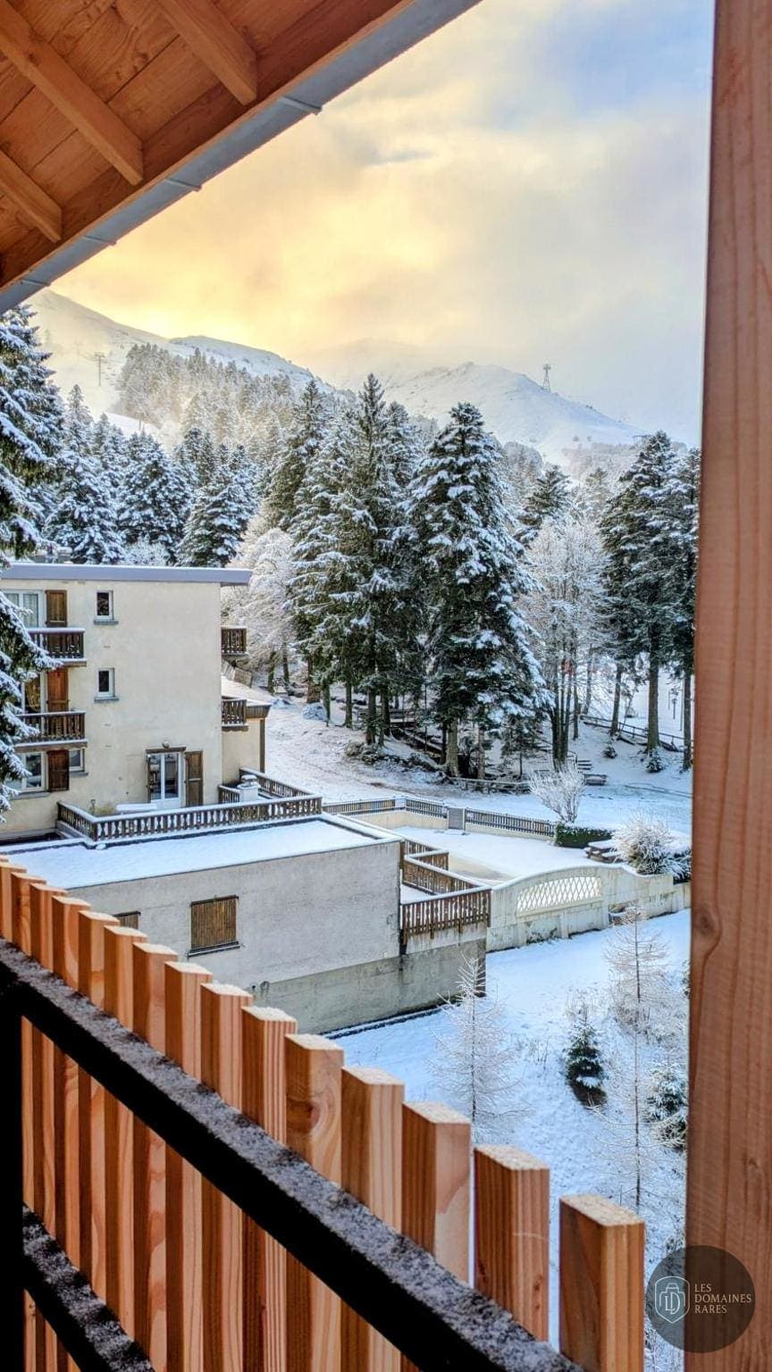 Vue extérieure du lieu Le Rocher du Cerf à Laveissière en Auvergne-Rhône-Alpes