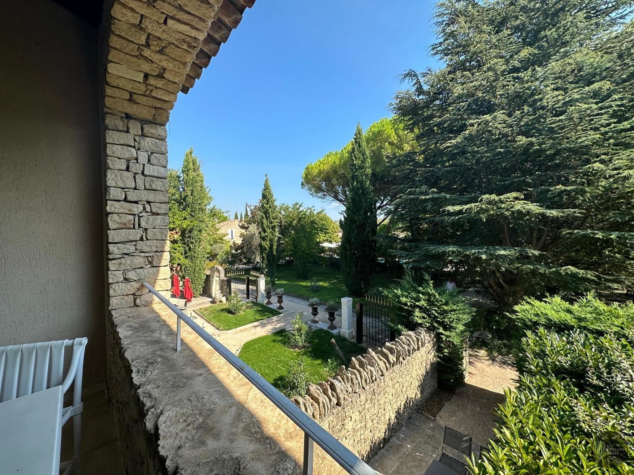 Vue extérieure de l'hôtel Le Roy Soleil à Ménerbes en Provence-Alpes-Côte d'Azur