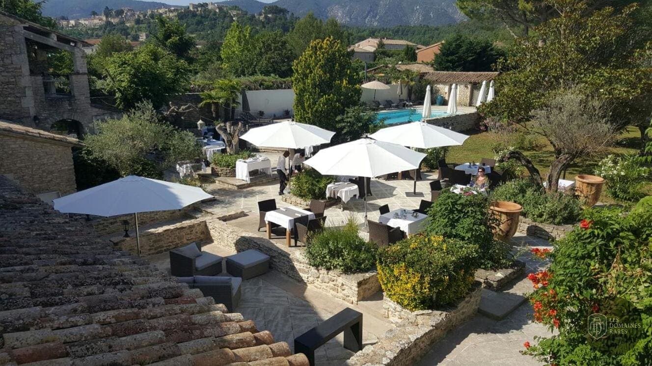 Vue extérieure de l'hôtel Le Roy Soleil à Ménerbes en Provence-Alpes-Côte d'Azur