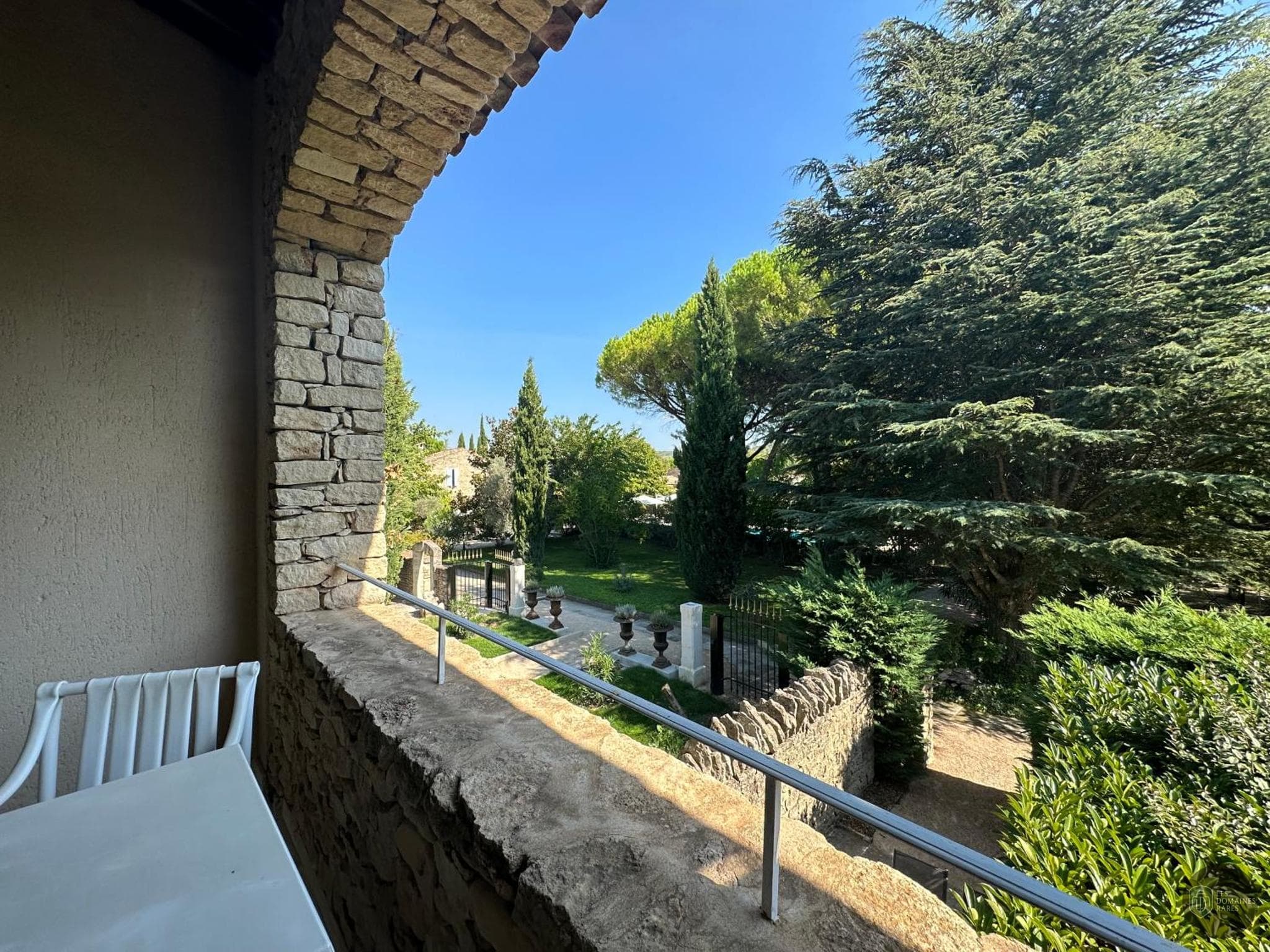 Vue extérieure de l'hôtel Le Roy Soleil à Ménerbes en Provence-Alpes-Côte d'Azur