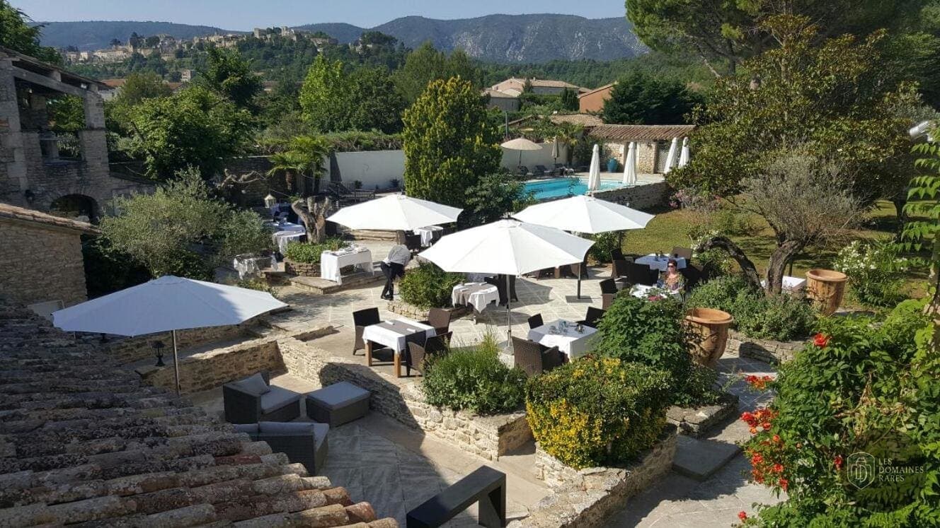 Vue extérieure de l'hôtel Le Roy Soleil à Ménerbes en Provence-Alpes-Côte d'Azur