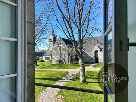 Vue sur l'église depuis la fenêtre