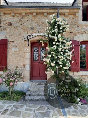 Entrée de la maison avec rosiers