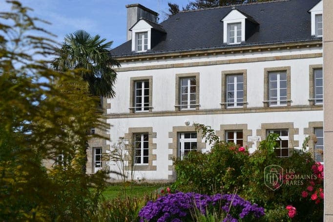 Façade du bâtiment principal et jardin