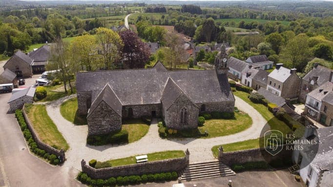 Vue aérienne d'une église et village