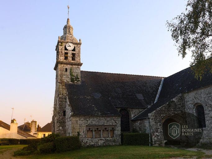 Eglise en pierre et clocher