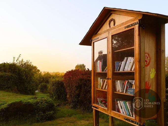 Bibliothèque en bois dans le jardin