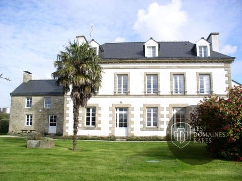 Façade principale et jardin du Saint