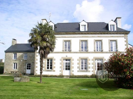 Façade principale et jardin du Saint