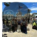 Groupe devant un monument aux couleurs nationales