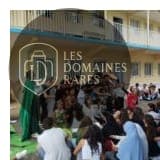 Groupe de personnes devant un bâtiment