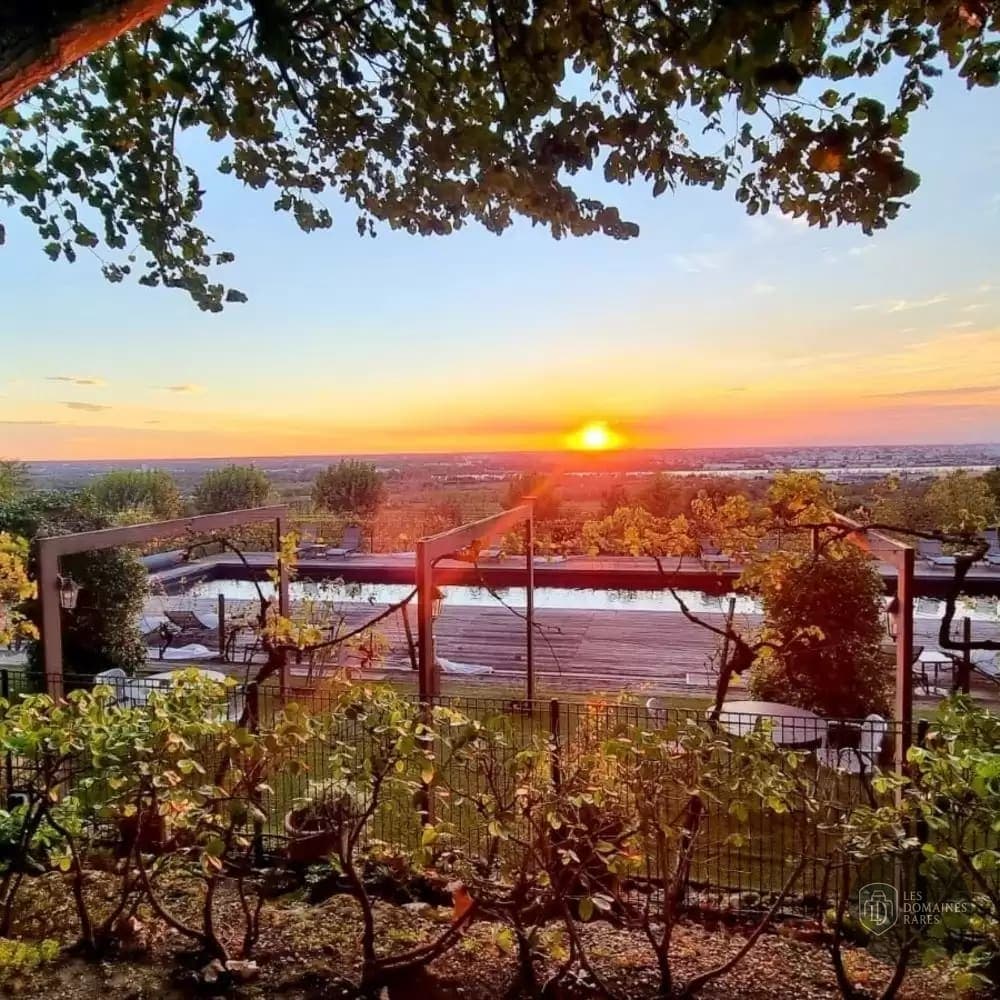 Vue extérieure de l'hôtel Le Saint-James à Bouliac en Nouvelle-Aquitaine