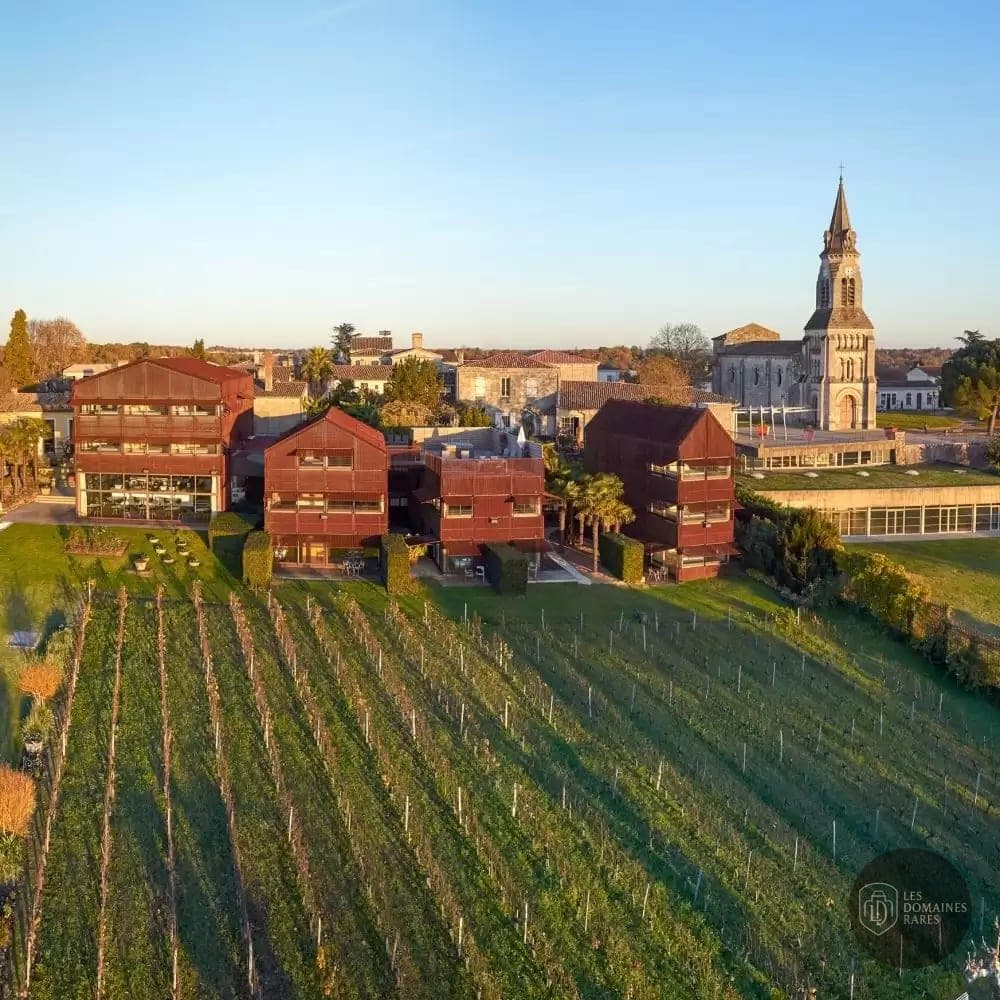 Vue extérieure de l'hôtel Le Saint-James à Bouliac en Nouvelle-Aquitaine