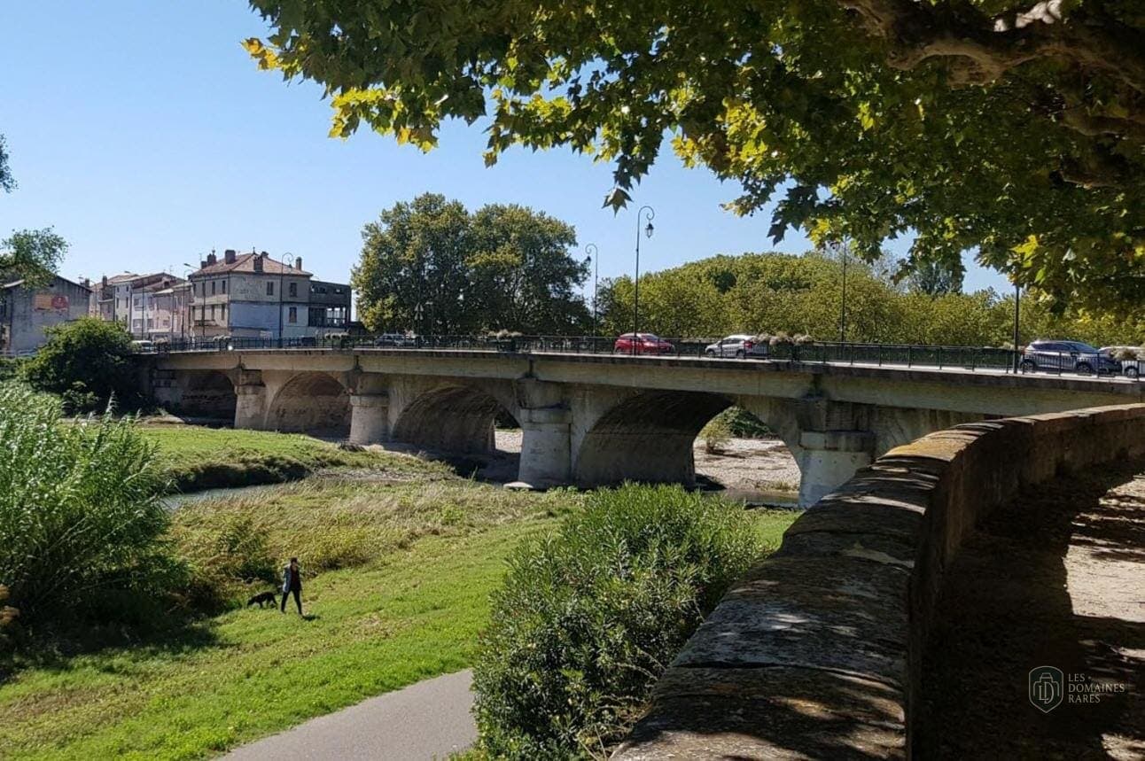 Vue extérieure de l'hôtel Le Saint-James à Bouliac en Nouvelle-Aquitaine