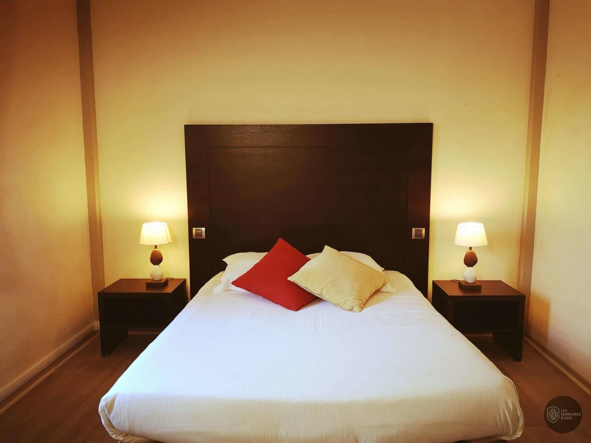 Chambre avec lit double et chevets