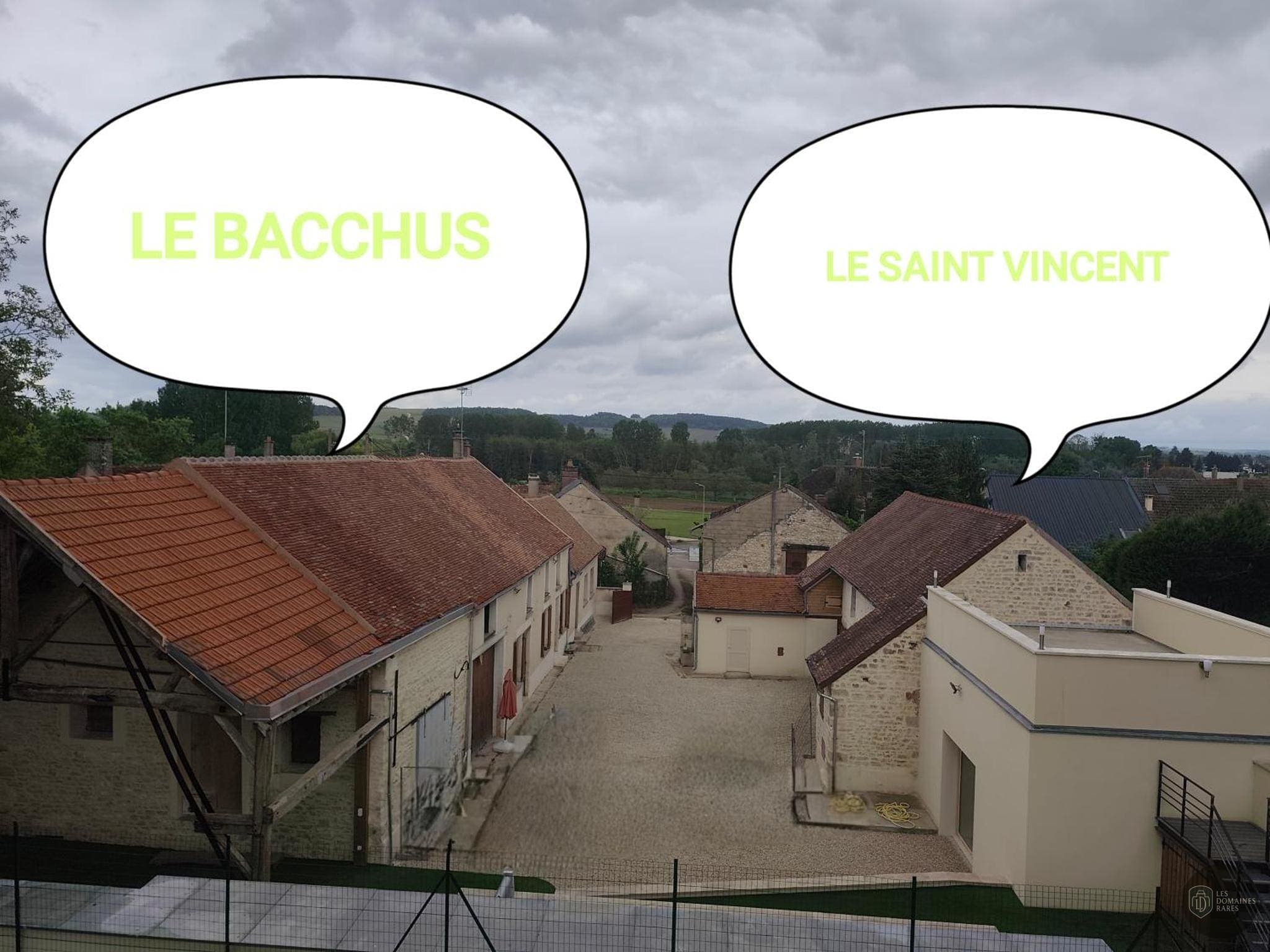 Vue extérieure de l'hôtel Le Saint Vincent à Vourles en Auvergne-Rhône-Alpes