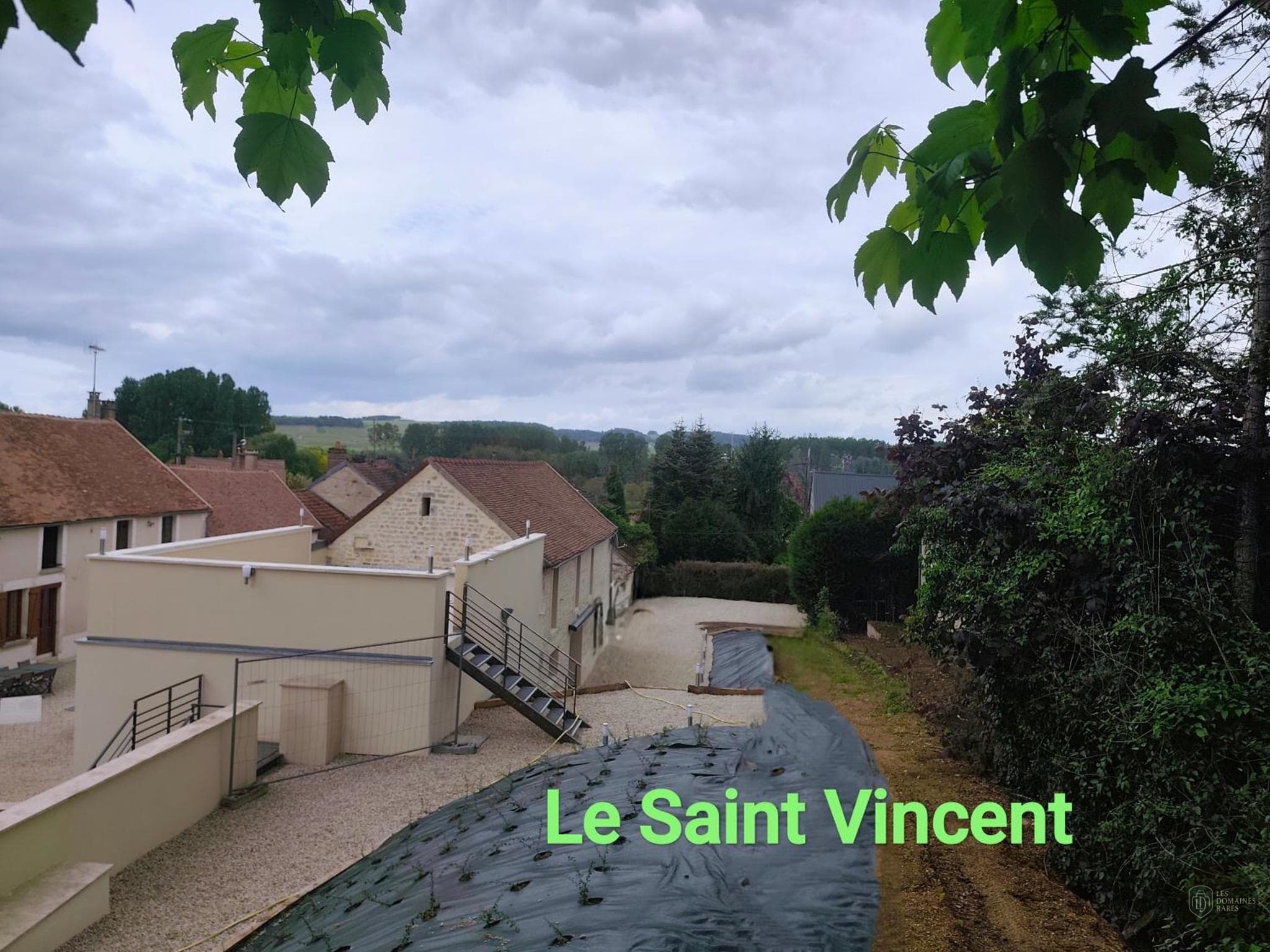 Vue extérieure de l'hôtel Le Saint Vincent à Vourles en Auvergne-Rhône-Alpes