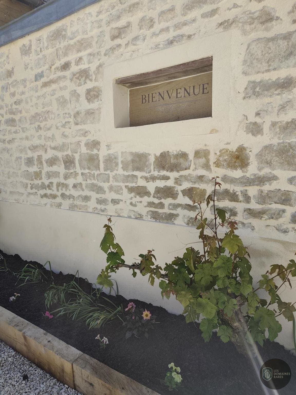 Vue extérieure de l'hôtel Le Saint Vincent à Vourles en Auvergne-Rhône-Alpes