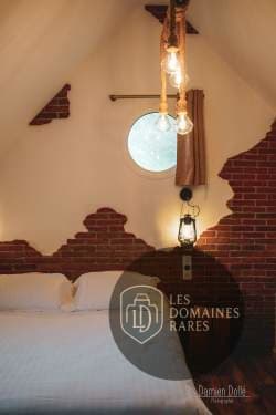 Chambre mansardée avec détails en brique