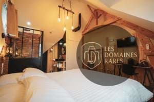 Chambre lumineuse avec poutres apparentes