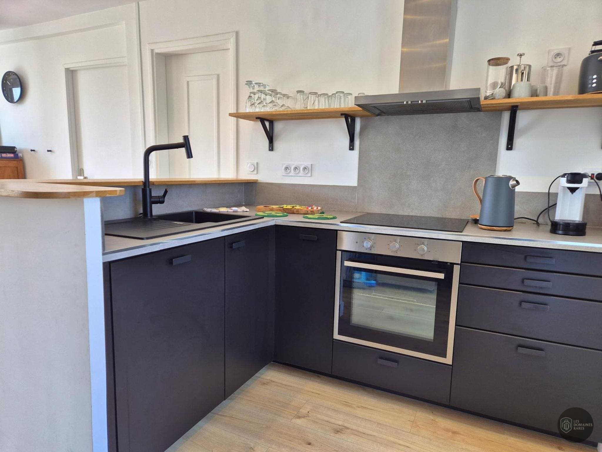 Vue extérieure de l'auberge Le Shack à Paris en Île-de-France