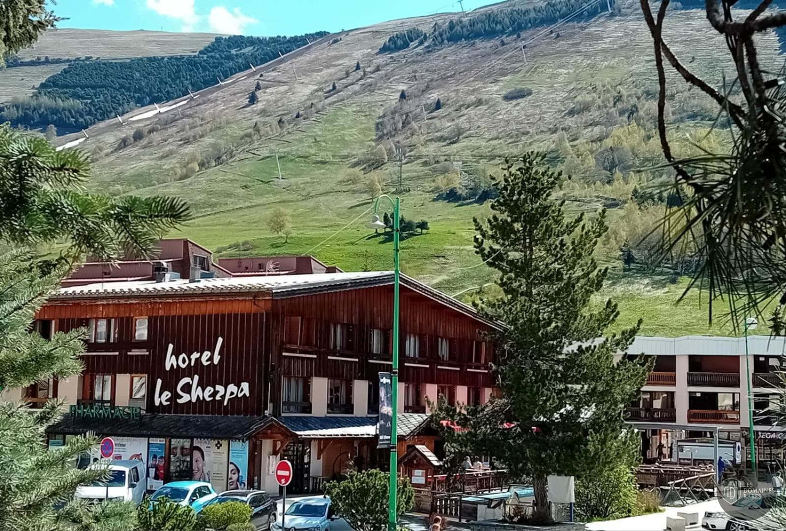 Vue extérieure du lieu Le Sherpa à Val en Auvergne-Rhône-Alpes