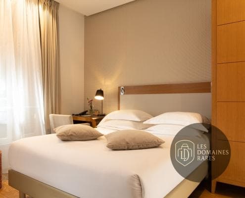 Chambre de l'hôtel Le Six à Paris en Île-de-France - séminaire paris france coordonnées gps latitude : 48.84384