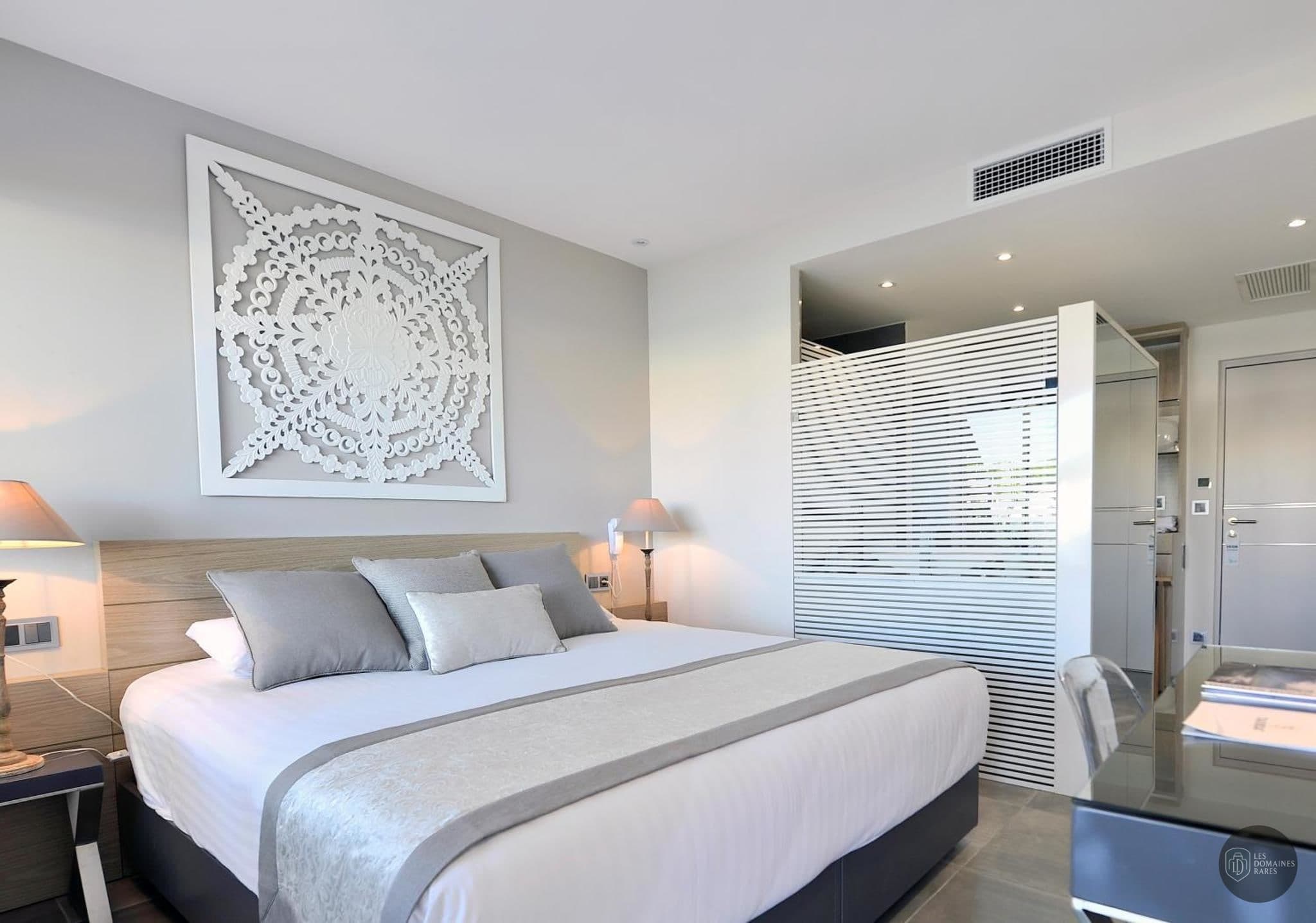 Chambre de l'hôtel Le Spinaker à Le en Occitanie