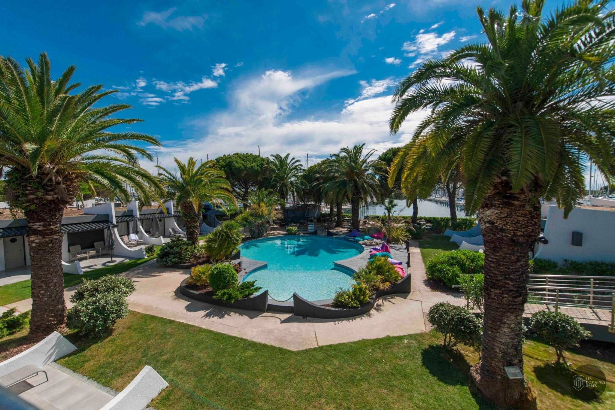 Piscine et activités de l'hôtel Le Spinaker à Le en Occitanie