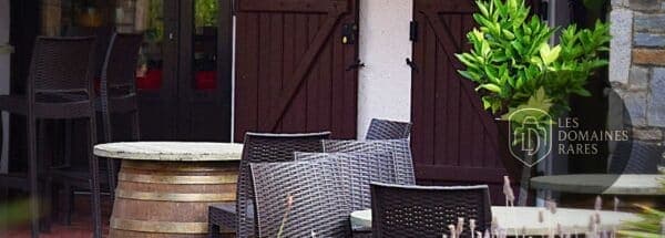 Vue extérieure de l'hôtel Le Top du Roulier à Capendu en Occitanie