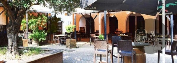 Vue extérieure de l'hôtel Le Top du Roulier à Capendu en Occitanie