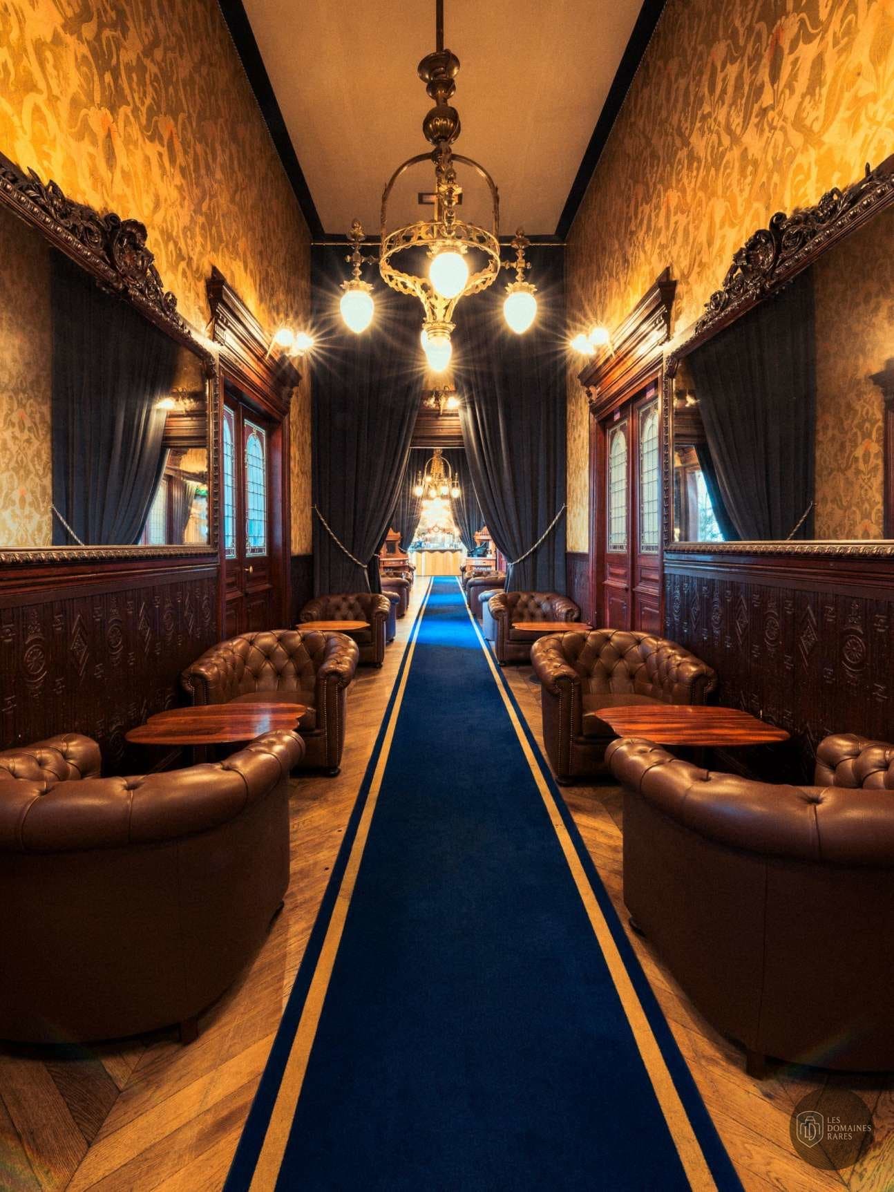 Espace intérieur de l'hôtel Le Train Bleu à Paris en Île-de-France