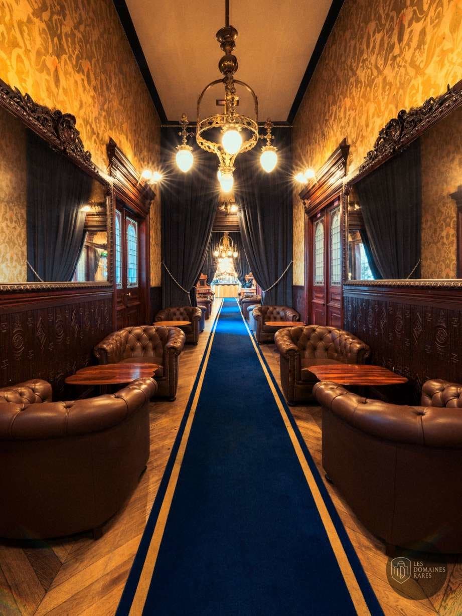 Espace intérieur de l'hôtel Le Train Bleu à Paris en Île-de-France