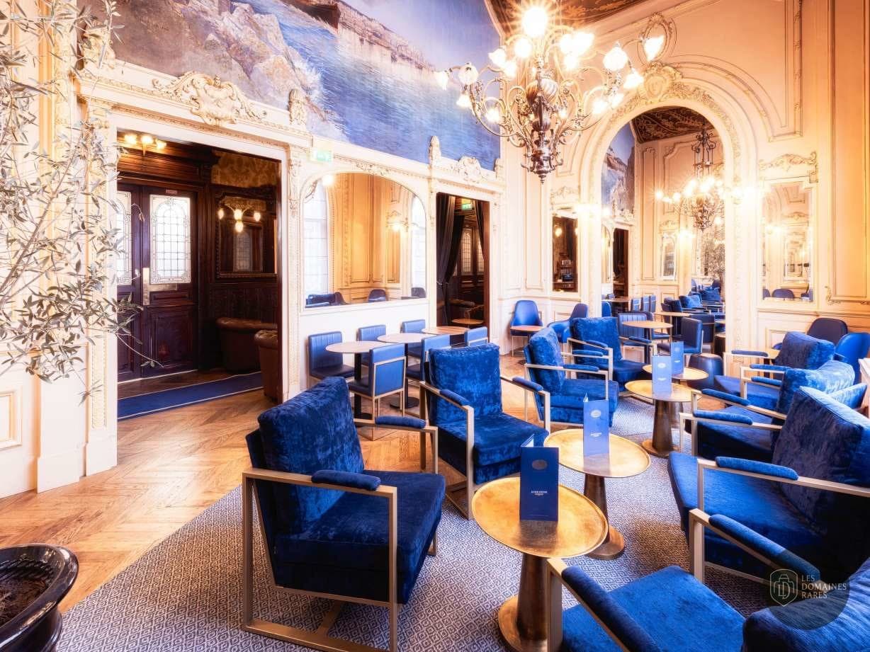 Espace intérieur de l'hôtel Le Train Bleu à Paris en Île-de-France