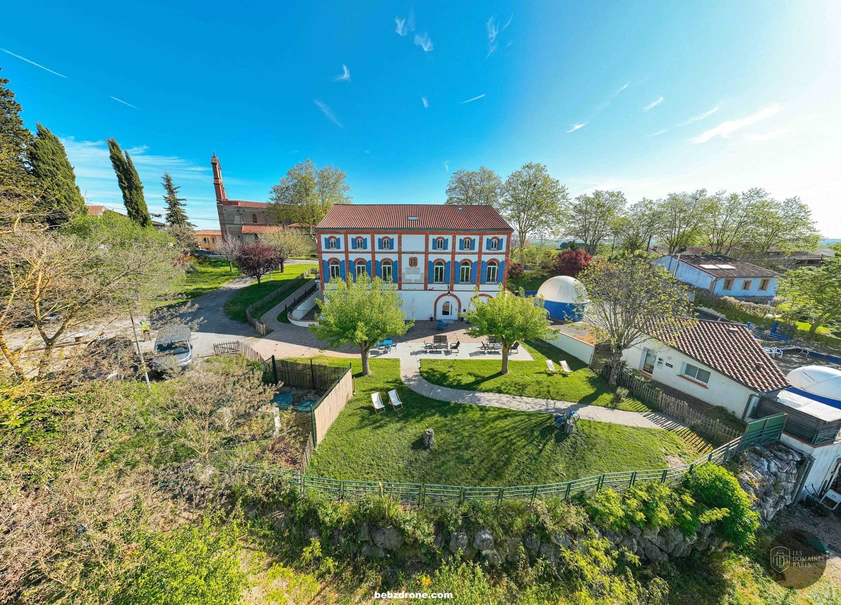 Vue extérieure du domaine Le Trapéen à Latrape en Occitanie