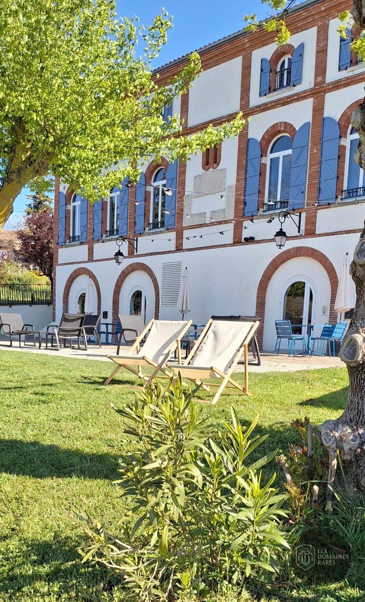 Vue extérieure du domaine Le Trapéen à Latrape en Occitanie