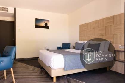 Chambre moderne avec lit double