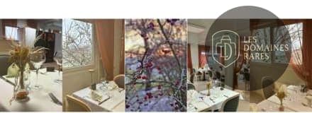 Restaurant : Tables dressées près des fenêtres