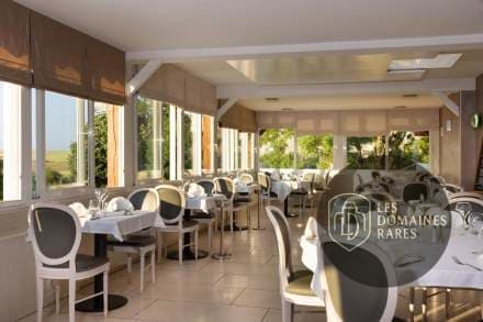 Salle de restaurant avec tables dressées