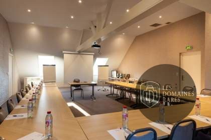Salle de réunion avec tables en U