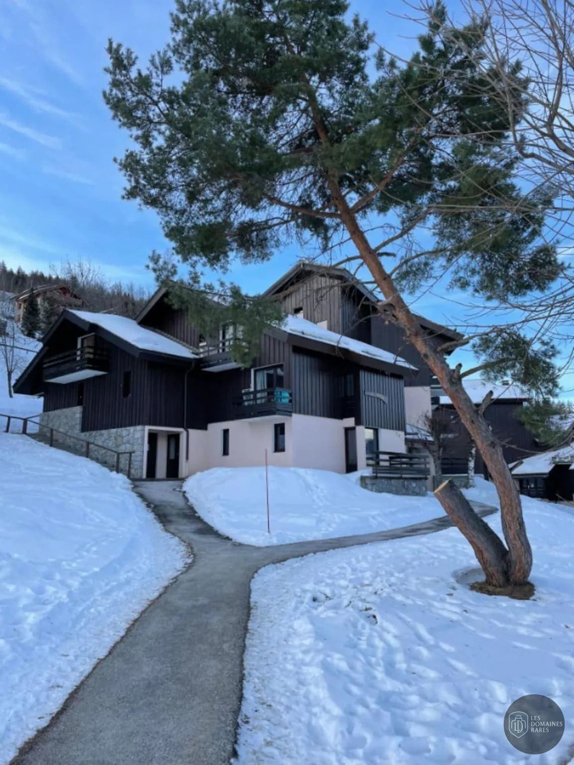 Vue extérieure de l'hôtel Le Vancouver à La en Auvergne-Rhône-Alpes