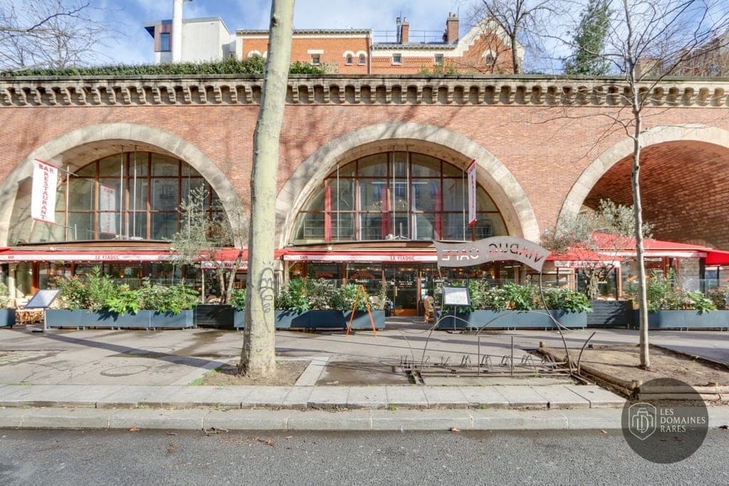 Vue extérieure du restaurant Le Viaduc à Paris en Île-de-France