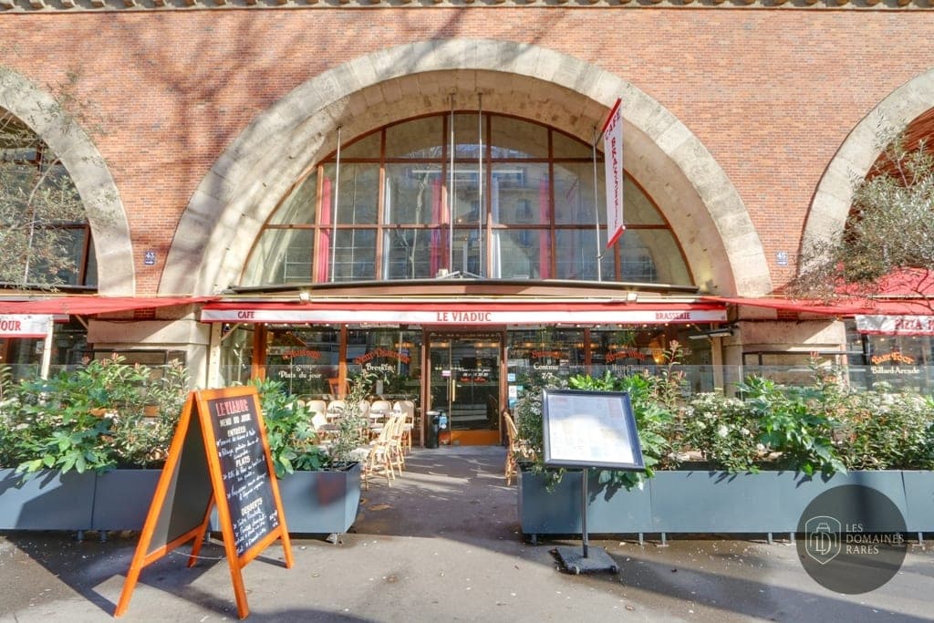 Vue extérieure du restaurant Le Viaduc à Paris en Île-de-France