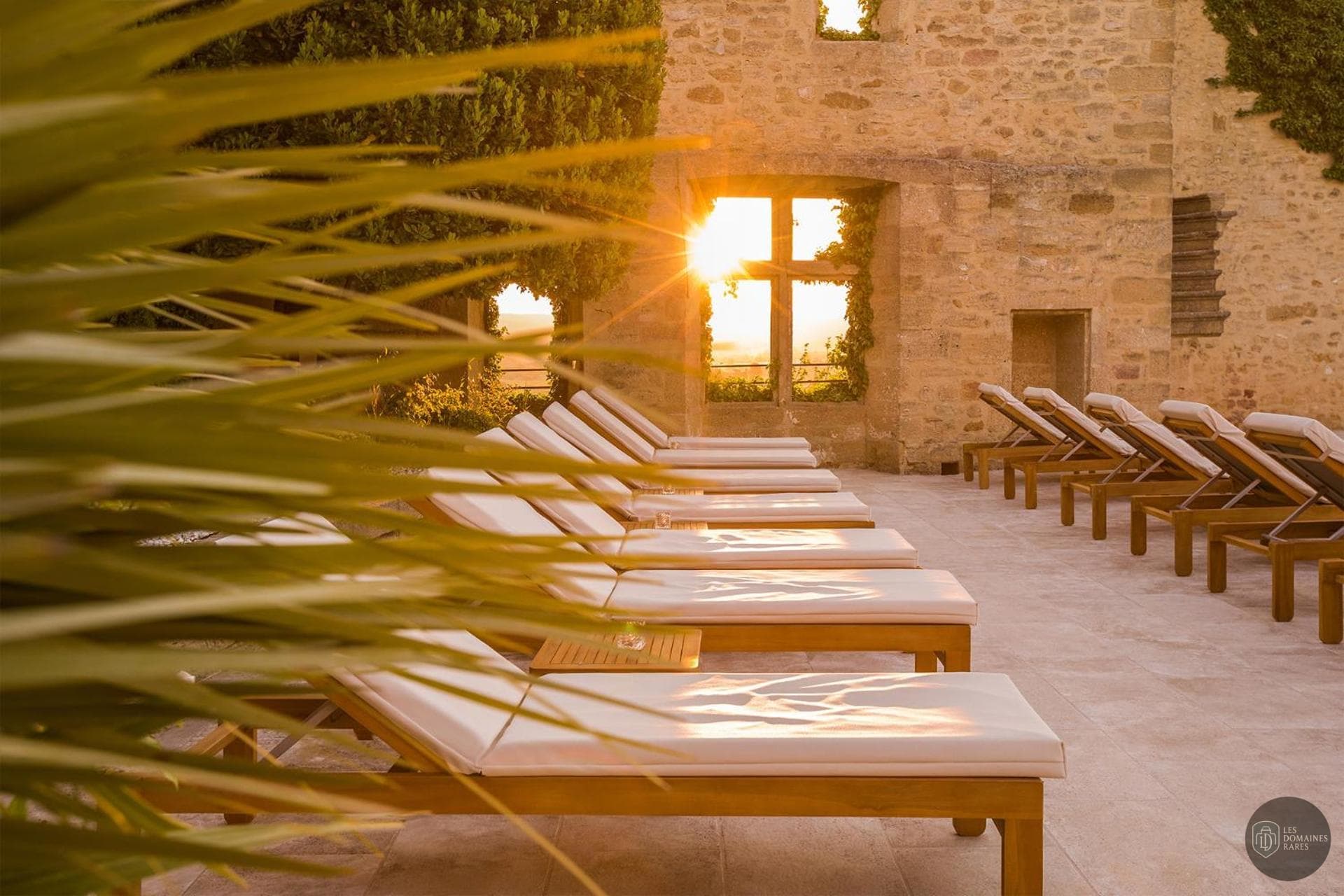Vue extérieure de l'hôtel Le Vieux Castillon en Occitanie