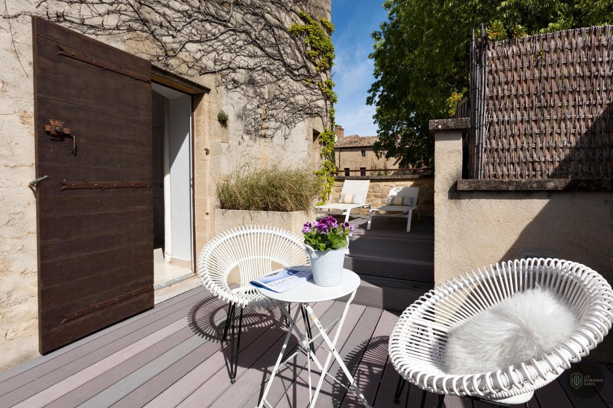 Vue extérieure de l'hôtel Le Vieux Castillon en Occitanie